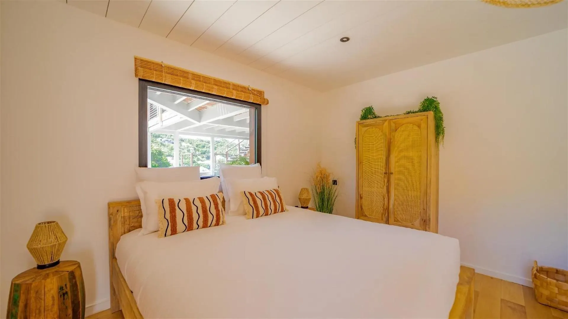 St Jean Hilltop Three-Bedroom Villa with Pool غوستافي