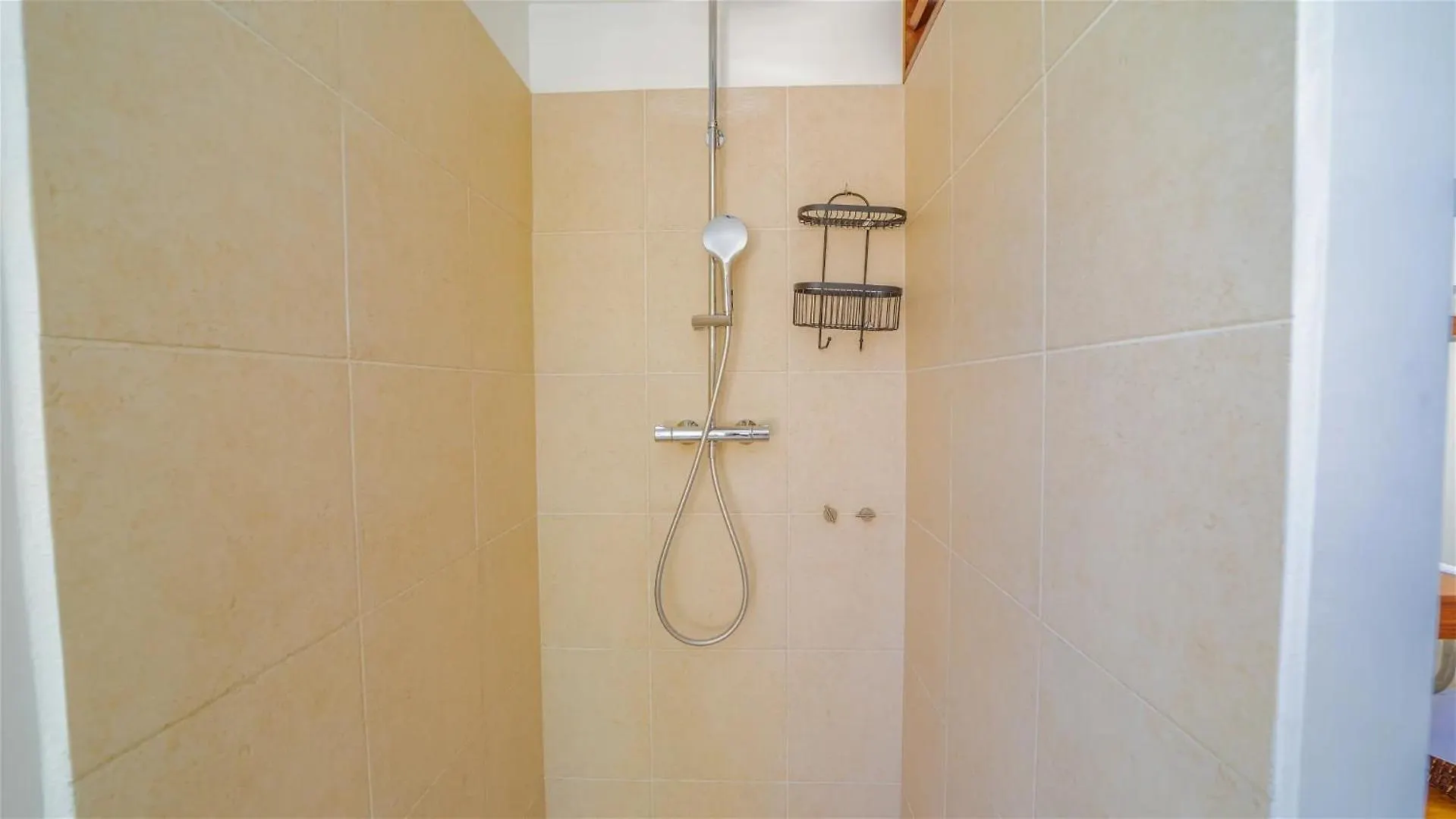 St Jean Hilltop Three-Bedroom Villa with Pool غوستافي