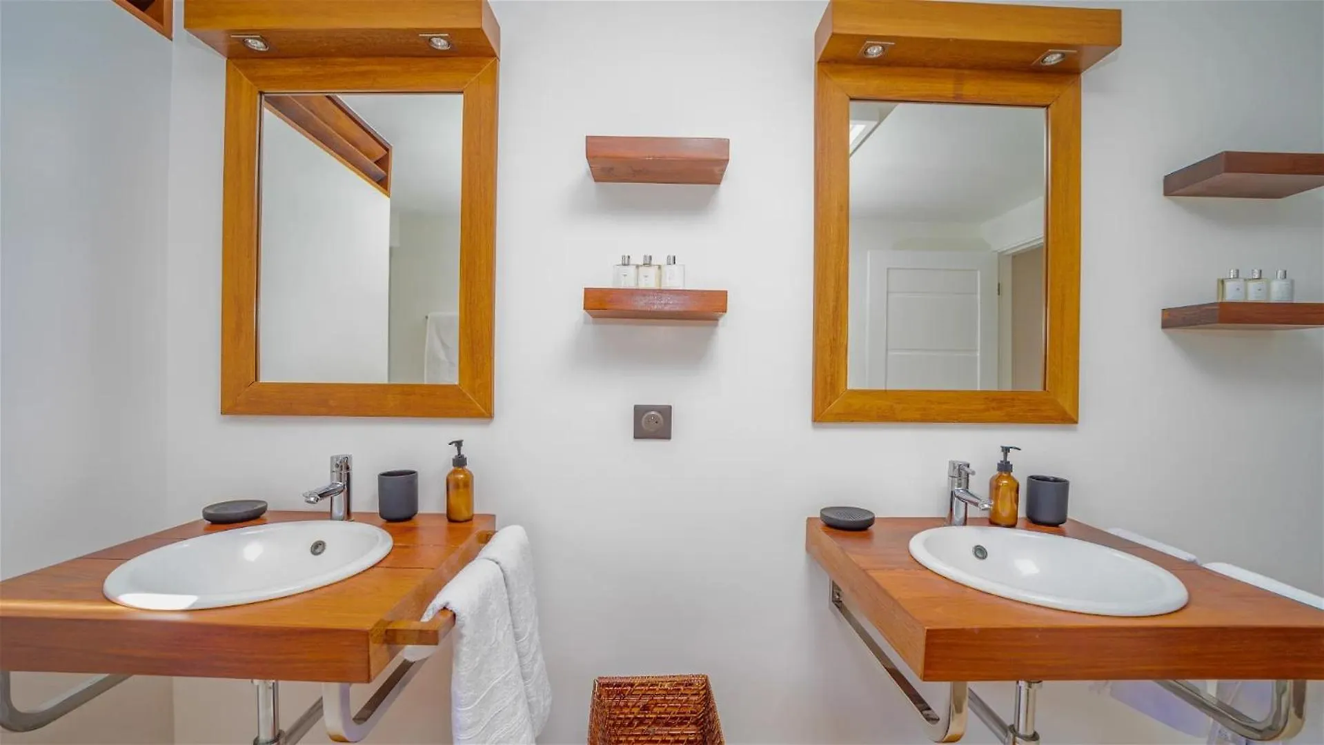 St Jean Hilltop Three-Bedroom Villa with Pool غوستافي