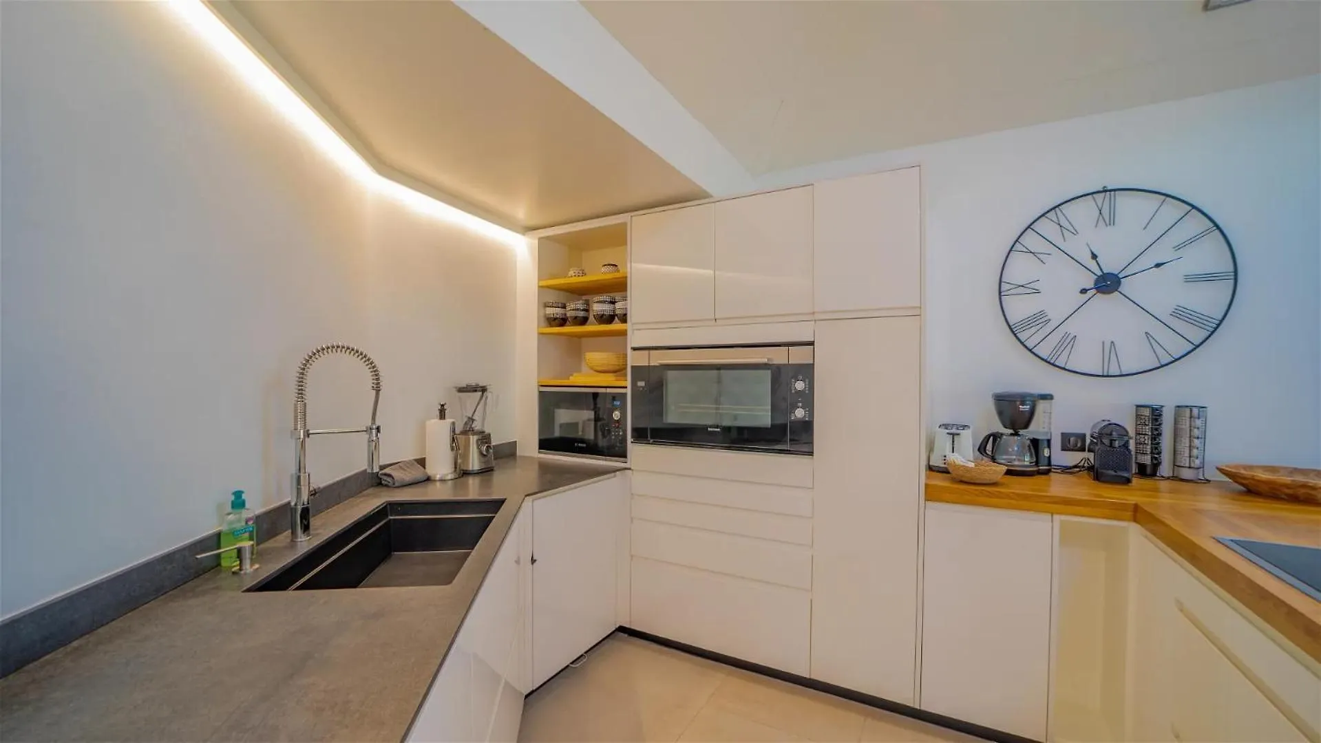 St Jean Hilltop Three-Bedroom Villa with Pool غوستافي