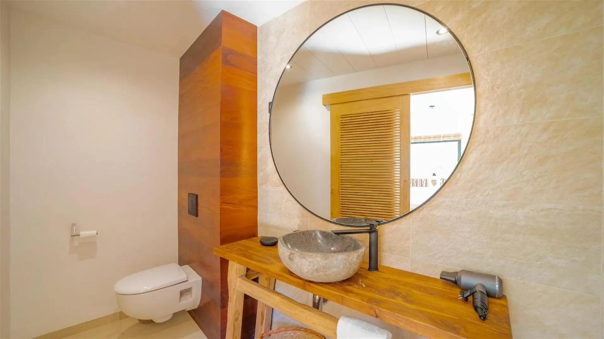 St Jean Hilltop Three-Bedroom Villa with Pool غوستافي