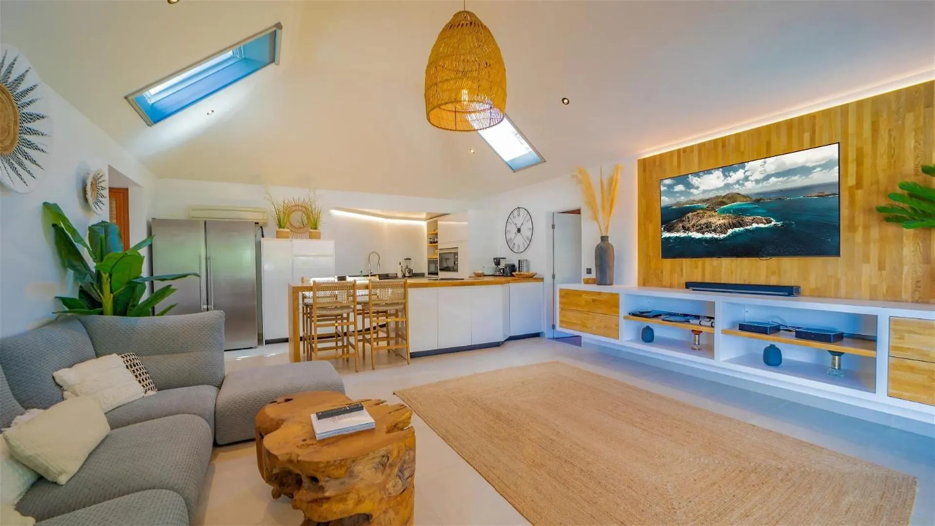 St Jean Hilltop Three-Bedroom Villa with Pool غوستافي