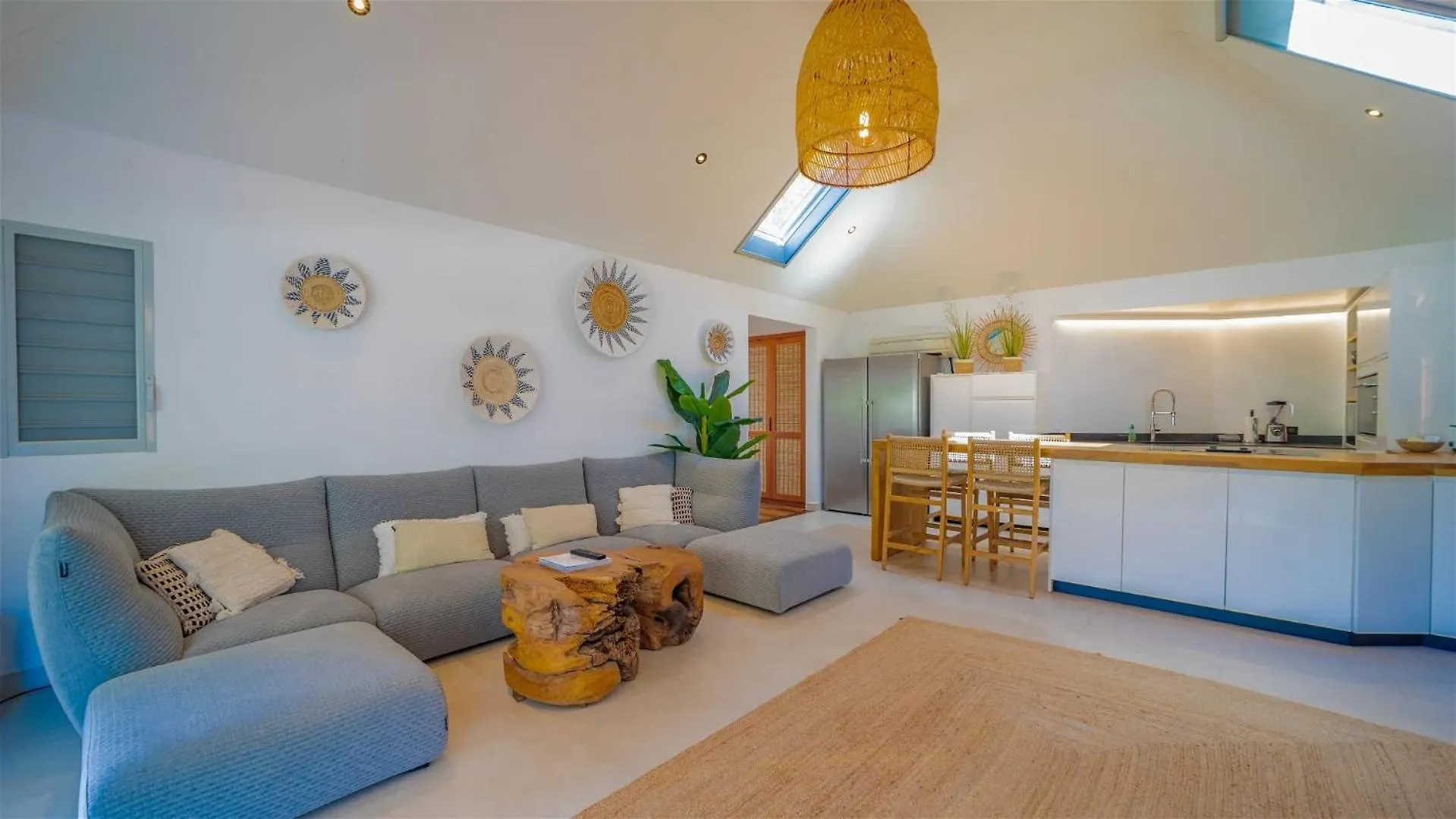 St Jean Hilltop Three-Bedroom Villa with Pool غوستافي