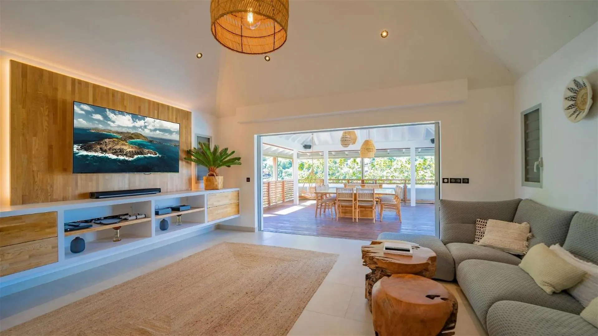 St Jean Hilltop Three-Bedroom Villa with Pool غوستافي